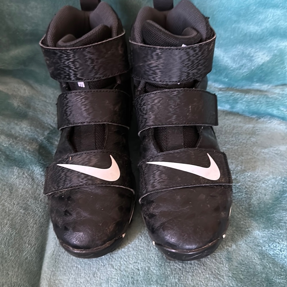 Nike Force Savage Shark football cleats. Kids size 4